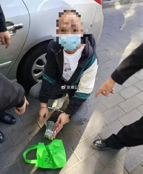 徐州法院公布诈骗案:7人勾结境外组成团伙骗股民1700余万(图2) 徐州法院公布诈骗案:7人勾结境外组成团伙骗股民1700余万(图2)