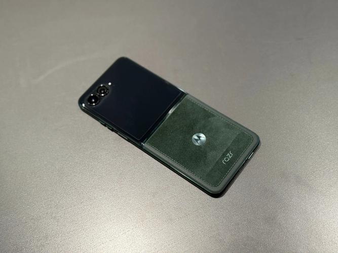 联想武汉基地下线第3亿台设备!摩托罗拉Razr 60 pro折叠屏成里程碑产品(图4) 联想武汉基地下线第3亿台设备!摩托罗拉Razr 60 pro折叠屏成里程碑产品(图4)