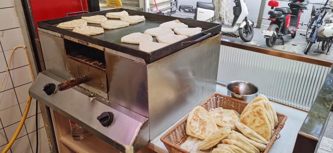 能拼过白领的赚钱草根职业，卖凉皮肉夹馍月入轻松过万