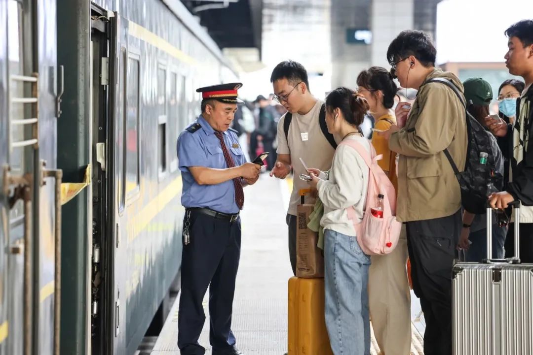 前三季度中国国家铁路集团有限公司营业总收入及盈利情况(图2) 前三季度中国国家铁路集团有限公司营业总收入及盈利情况(图2)