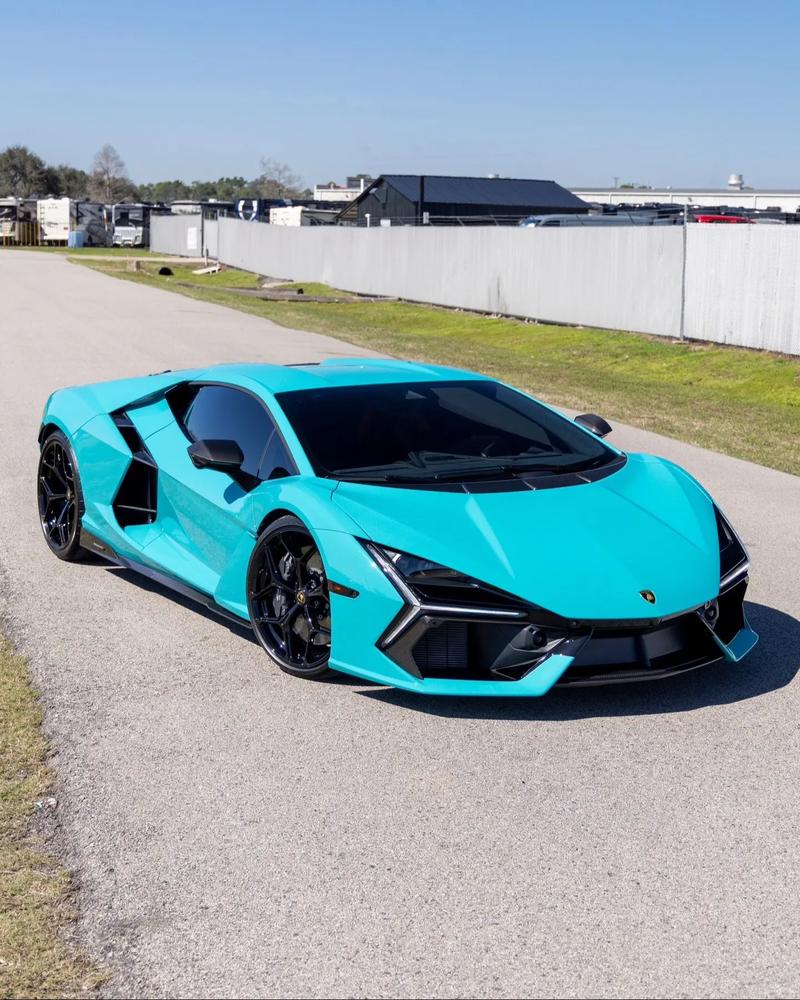 兰博基尼Countach与Revuelto,谁才是最具代表性的帅车?(图2) 兰博基尼Countach与Revuelto,谁才是最具代表性的帅车?(图2)