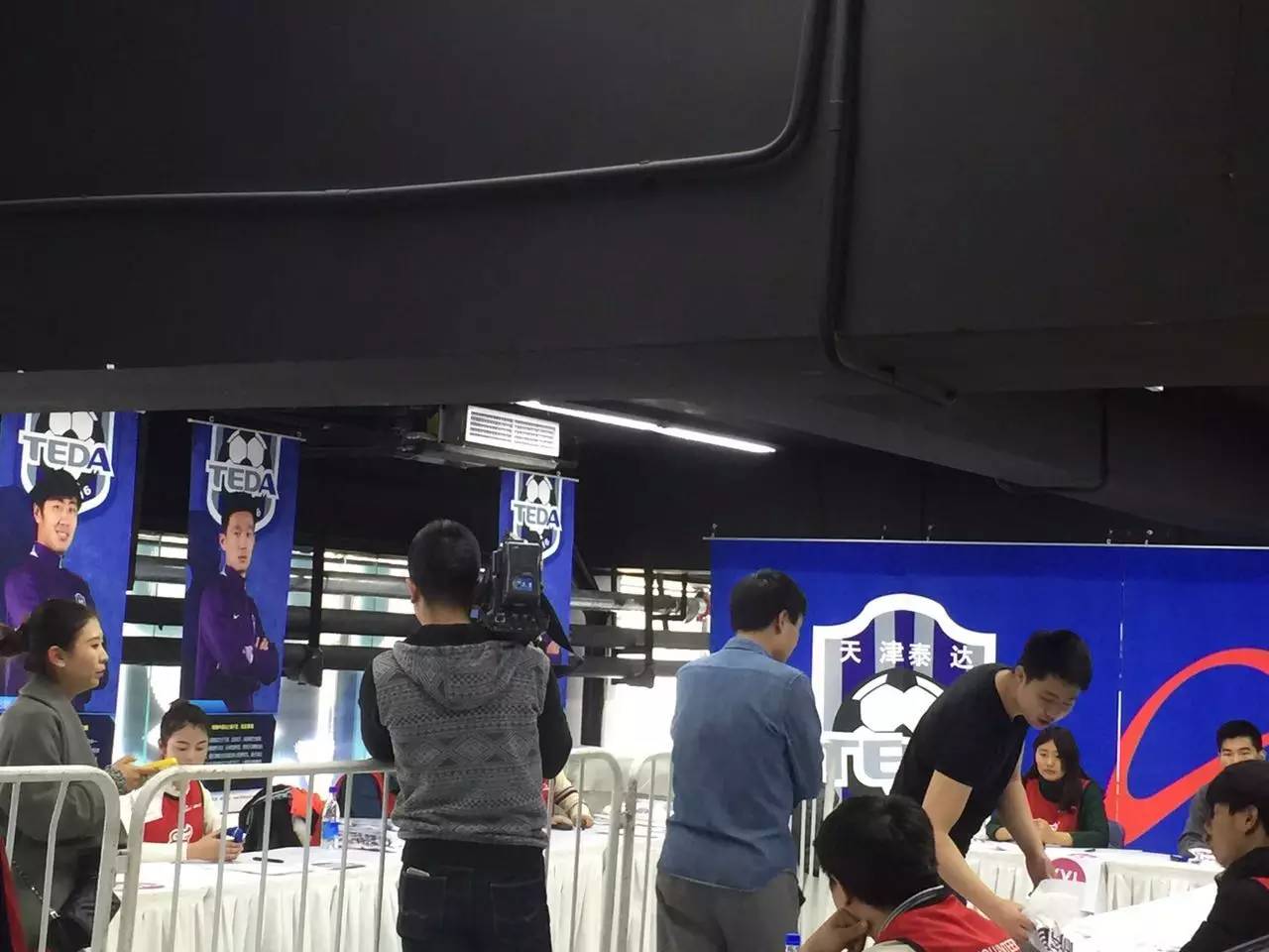 泰达主场比赛明日打响!球迷用品店啥样?投资要多少?(图5) 泰达主场比赛明日打响!球迷用品店啥样?投资要多少?(图5)