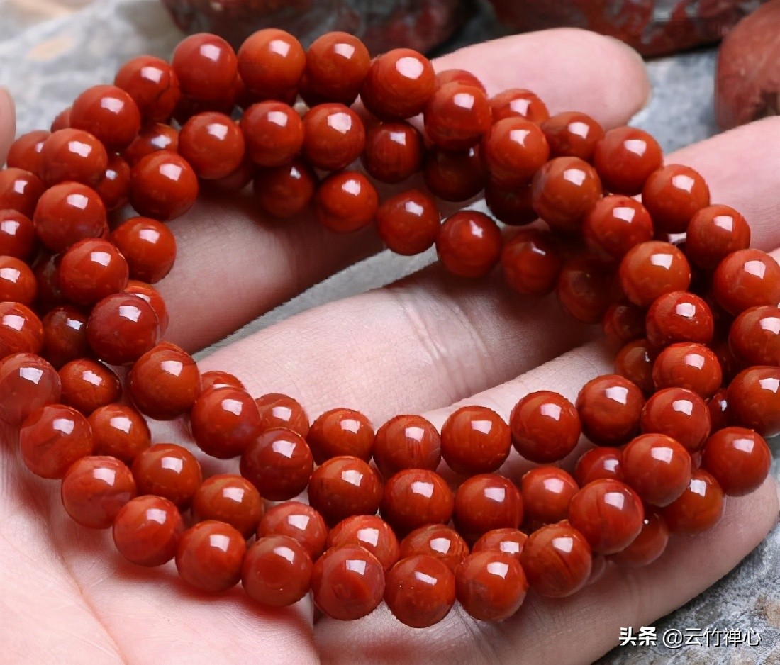 南红盘玩后油润感更强,红得更透更亮(图2) 南红盘玩后油润感更强,红得更透更亮(图2)