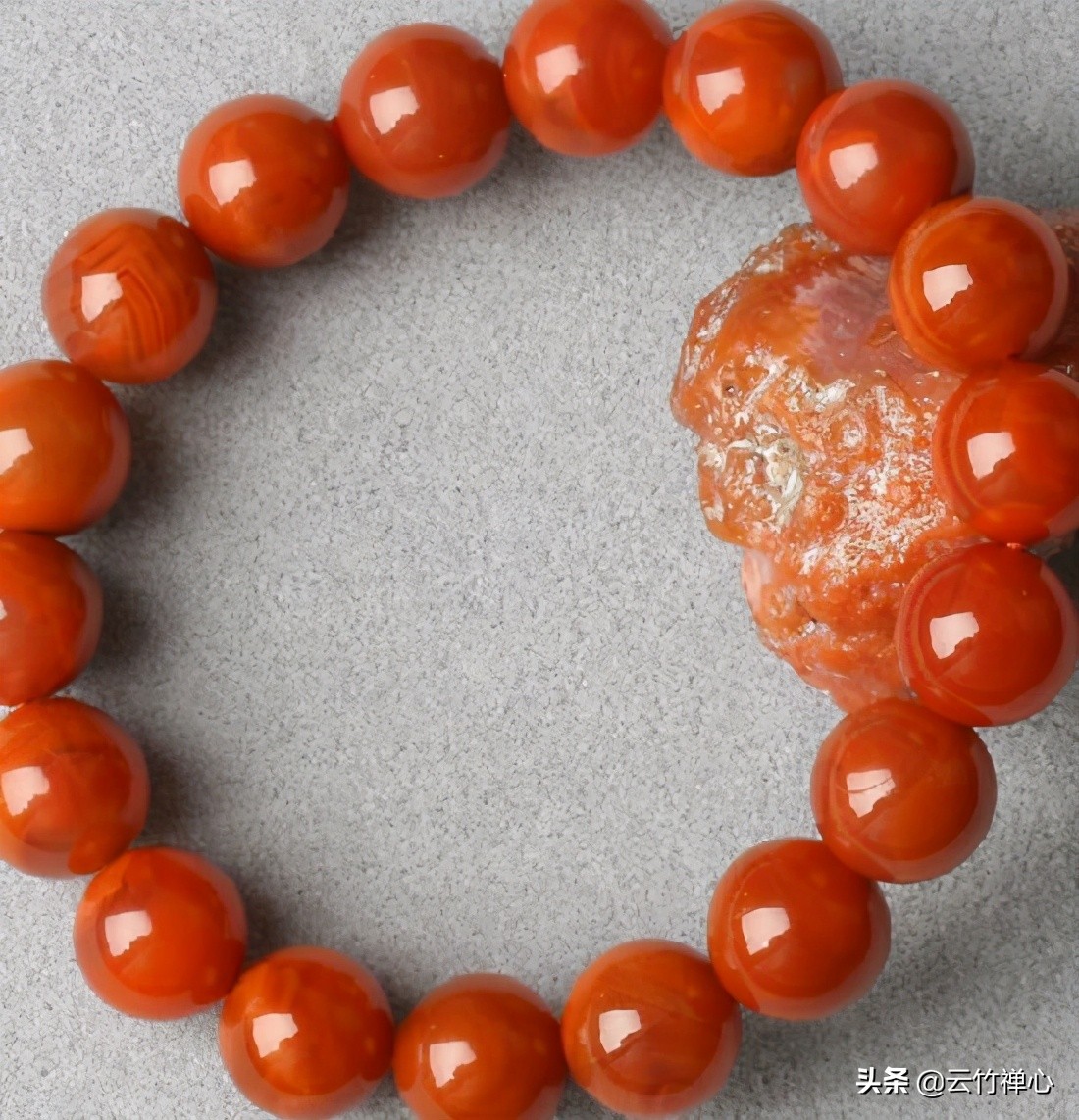 南红盘玩后油润感更强,红得更透更亮(图4) 南红盘玩后油润感更强,红得更透更亮(图4)