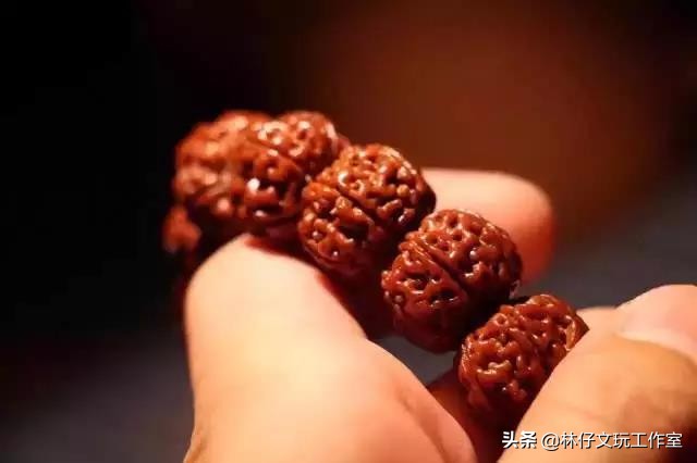 南红盘玩后颜色变红润,搭配更出彩(图2) 南红盘玩后颜色变红润,搭配更出彩(图2)