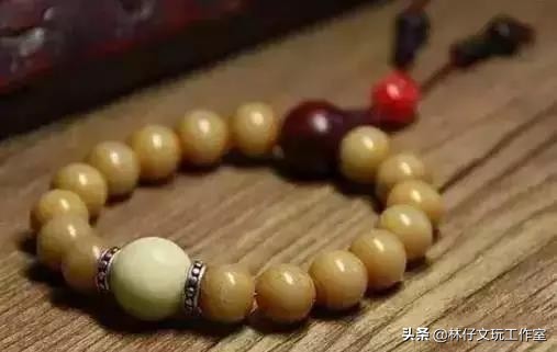 南红盘玩后颜色变红润,搭配更出彩(图37) 南红盘玩后颜色变红润,搭配更出彩(图37)