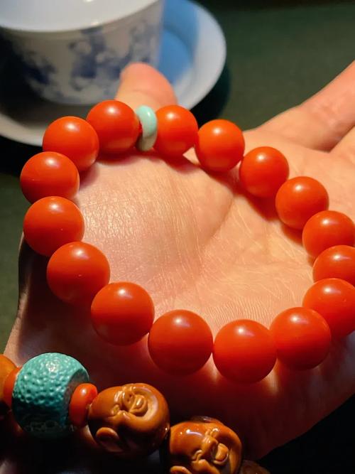 南红盘玩后颜色变红润，胶质感更强